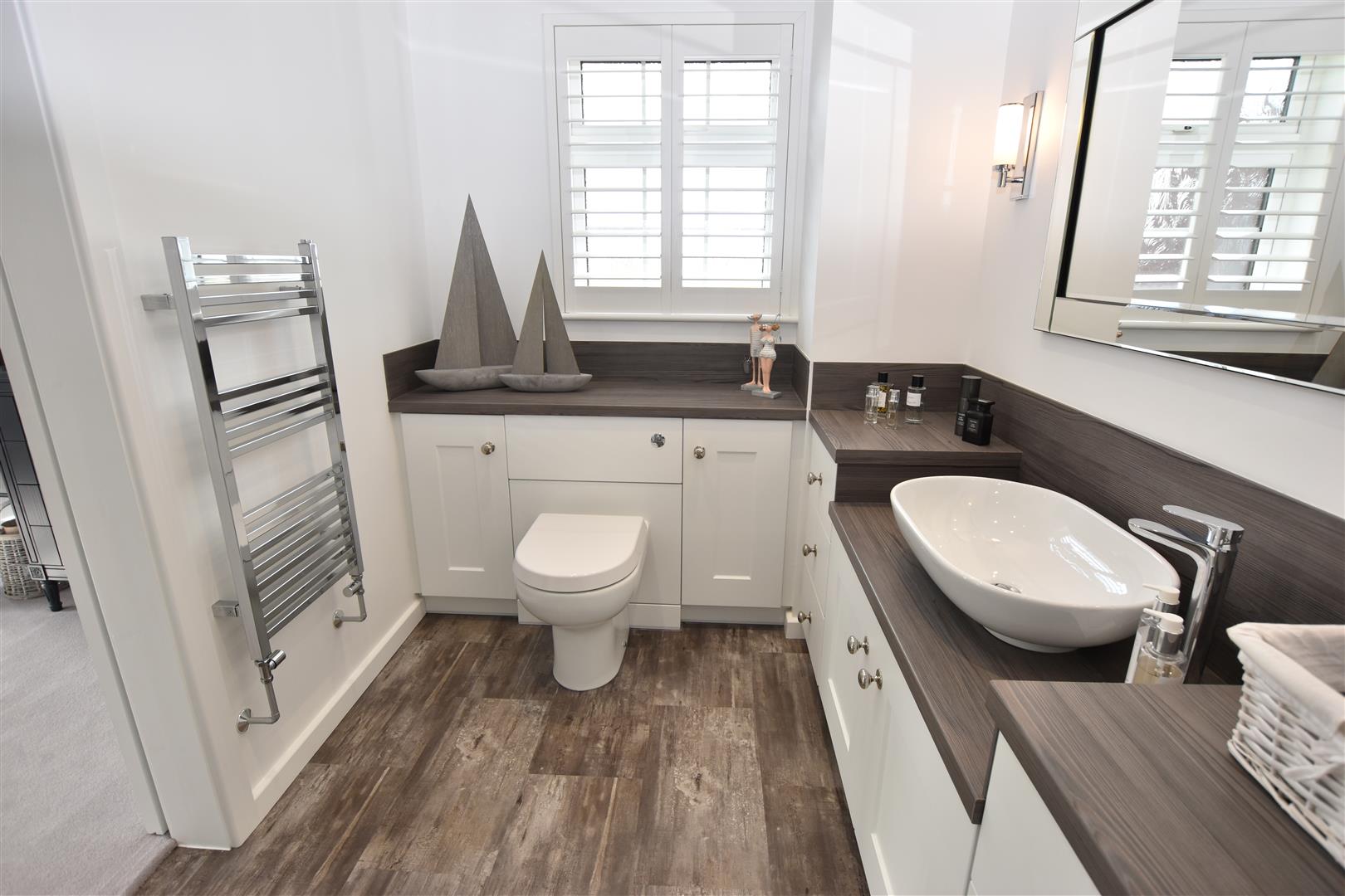 EN SUITE SHOWER ROOM/WC